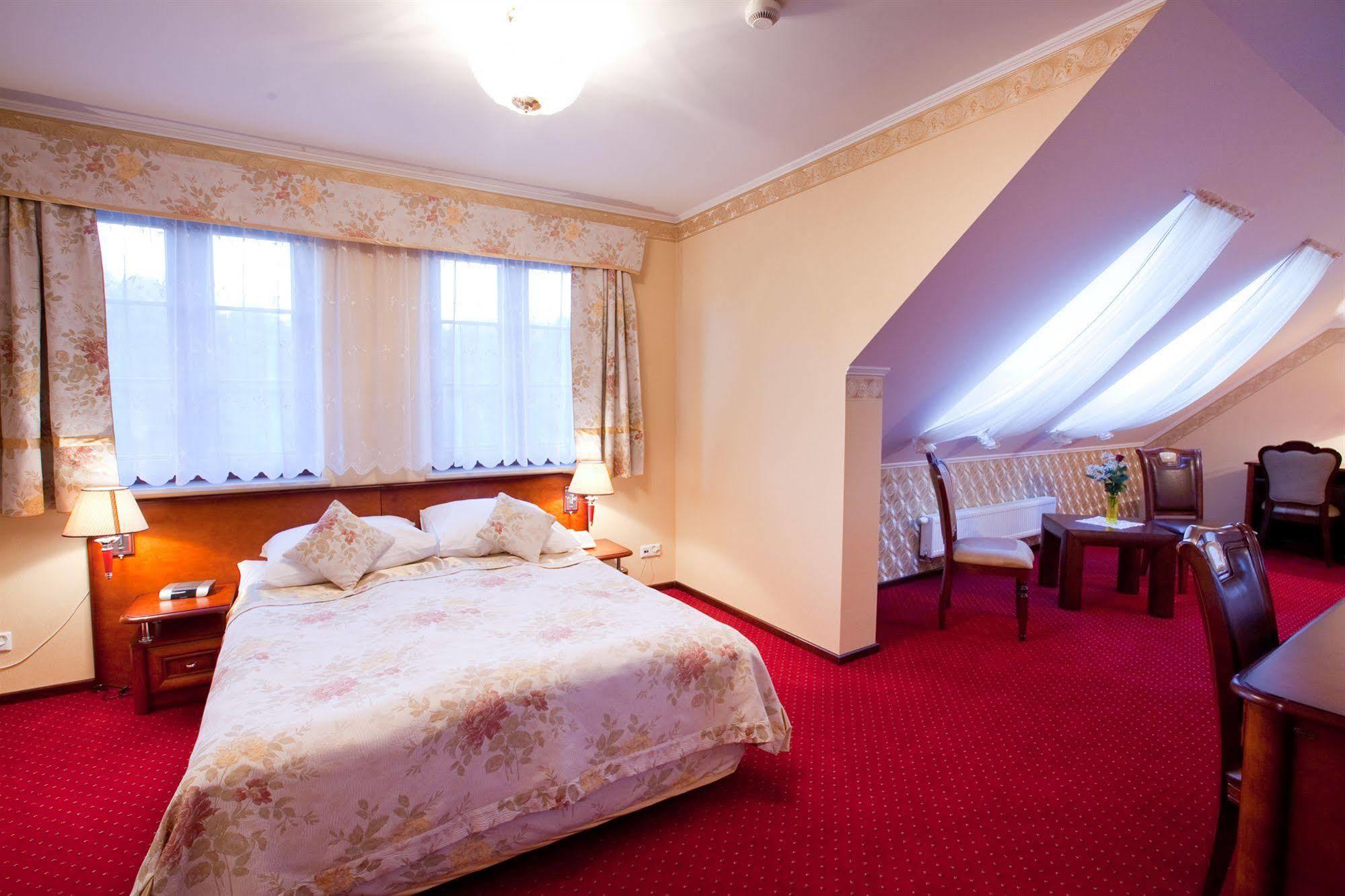 Hotel - Dworek Tryumf Ksiezyno ภายนอก รูปภาพ